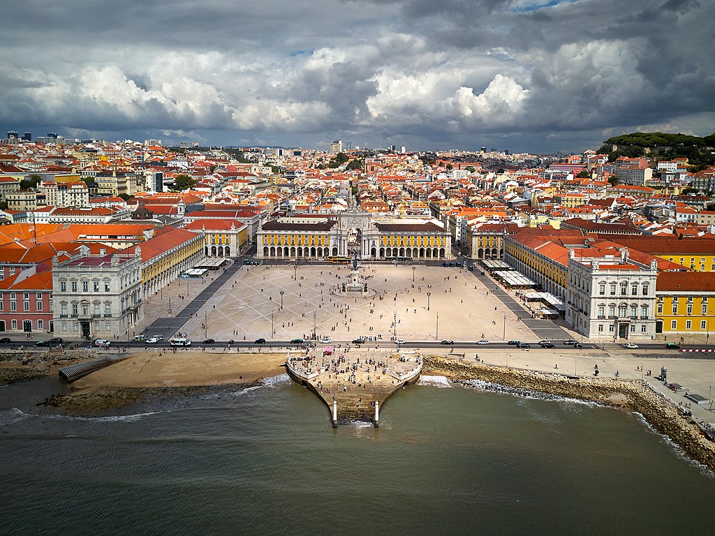 Comércio Square, Lisbon, Portugal photo by  Deensel.