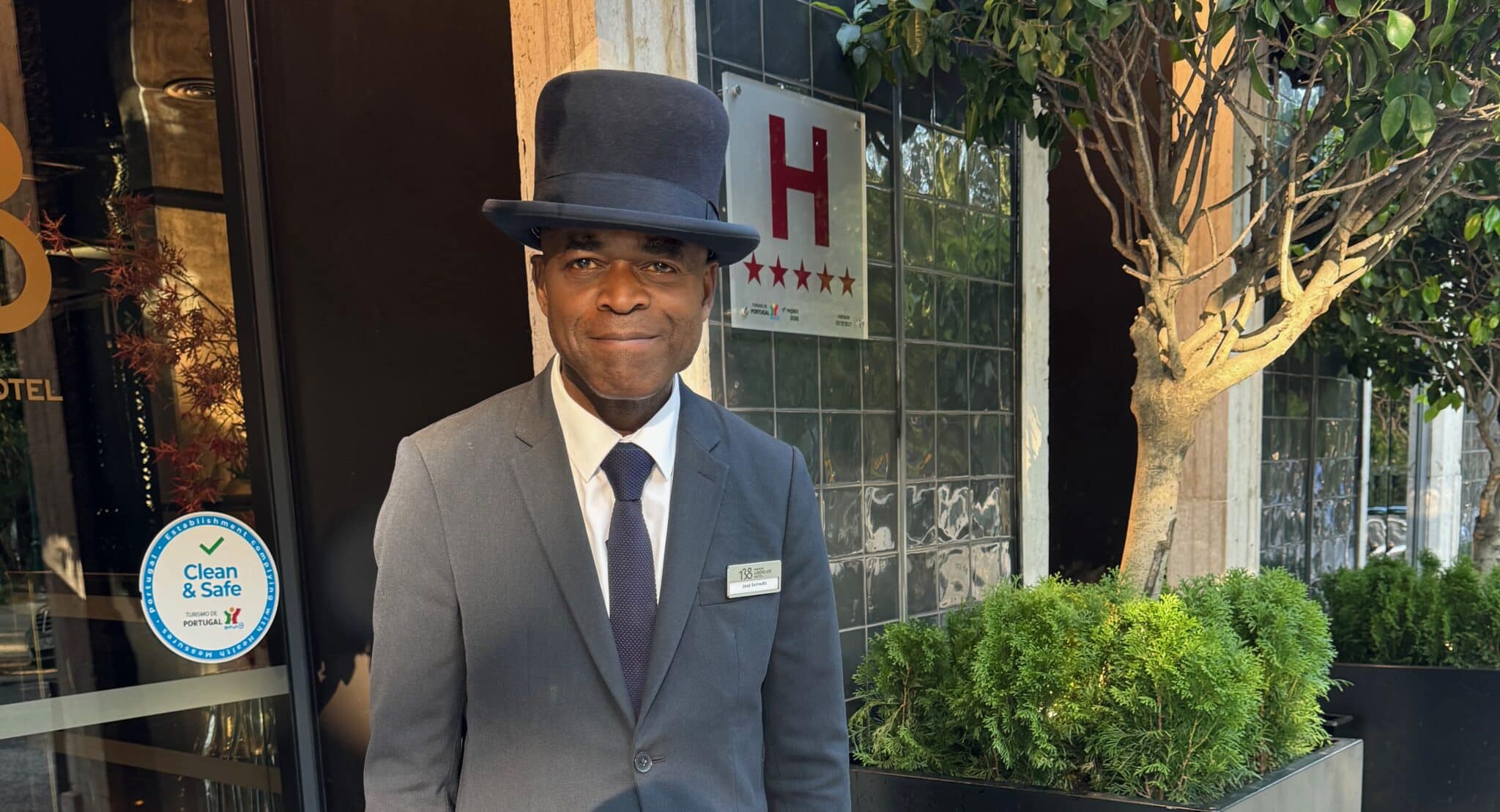 Man with the top hat at 138 Liberdade Hotel