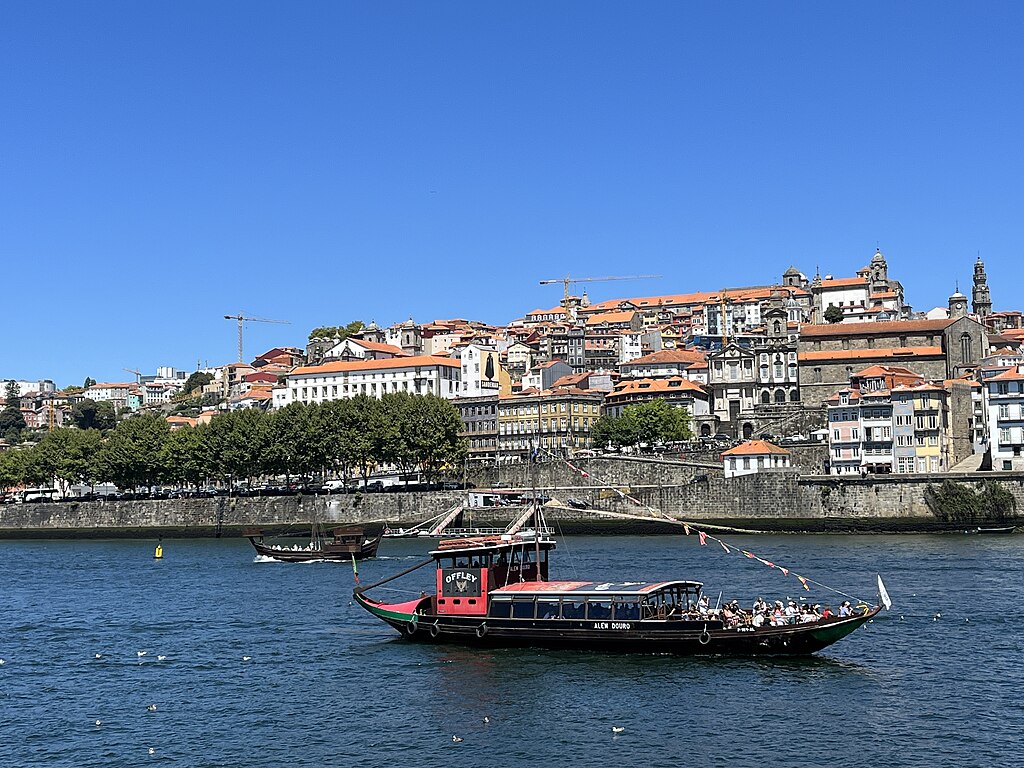 Rabelo and tourists on the Duoro River