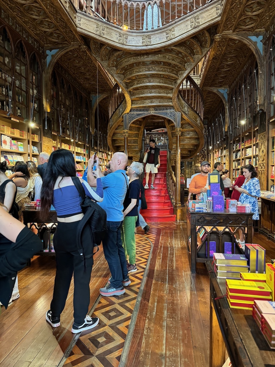 Browsers in the Liveria Lello. Photo by ConsumerMojo.com