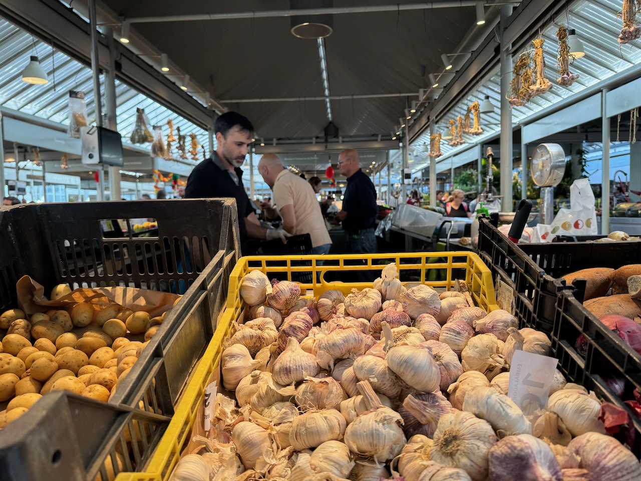 Garlic in the Mercado do Bulhâo. Photo by ConsumerMojo.com