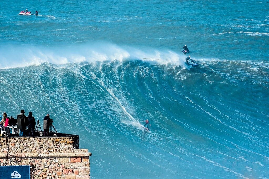 Praia_do_Norte_beach_-_High_waves_-_Nazaré_Portugal Photo by Luis Ascenso